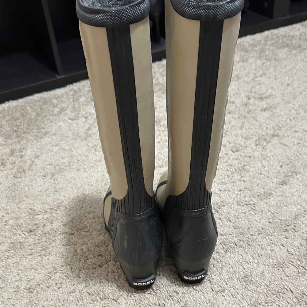 Sorel Women's Black and Cream Winter Boots never worn. Comes with original box.